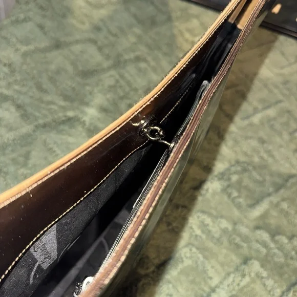 ๐ Salvatore Ferragamo Shoulder Bag - Picture 12 of 13